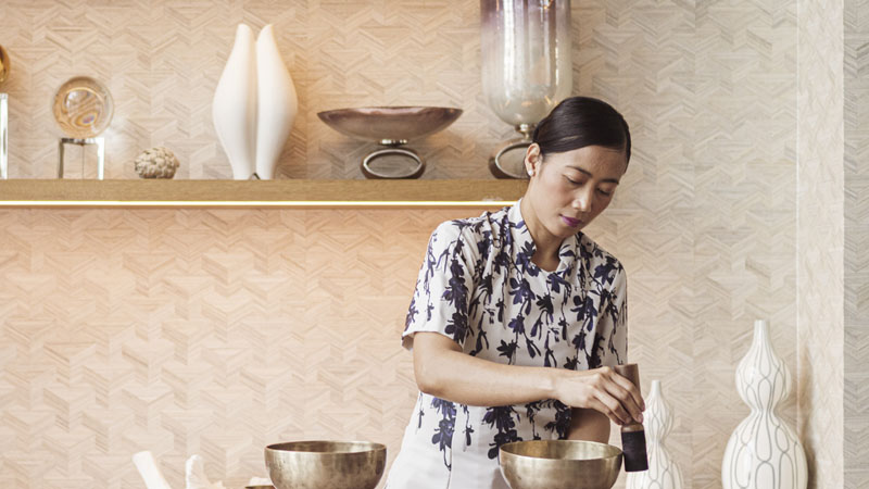 Person circles around the bowl